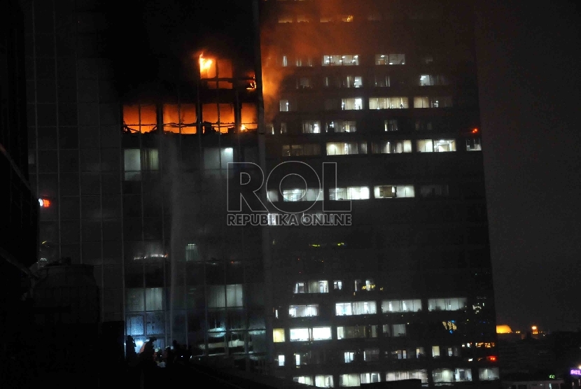 Pemadam kebakaran berusaha memadamkan kebakaran di Gedung Wisma Kosgoro, Jalan Thamrin, Jakarta Pusat, Senin (9/3).  (Republika/Agung Supriyanto)