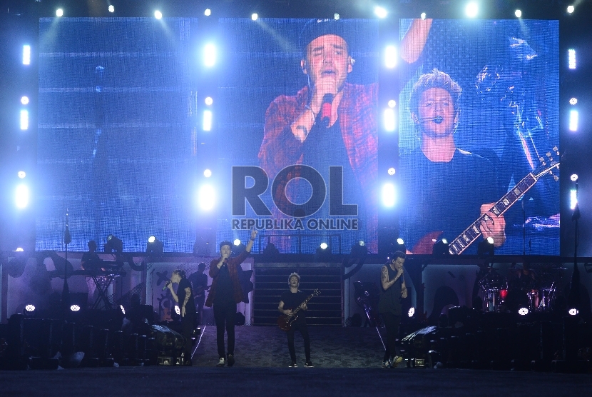 ?Penampilan band asal Inggris One Direction yang mengguncang panggung di Gelora Bung Karno, Jakarta Selatan, Rabu (25/3).  (Republika/Raisan Al Farisi)