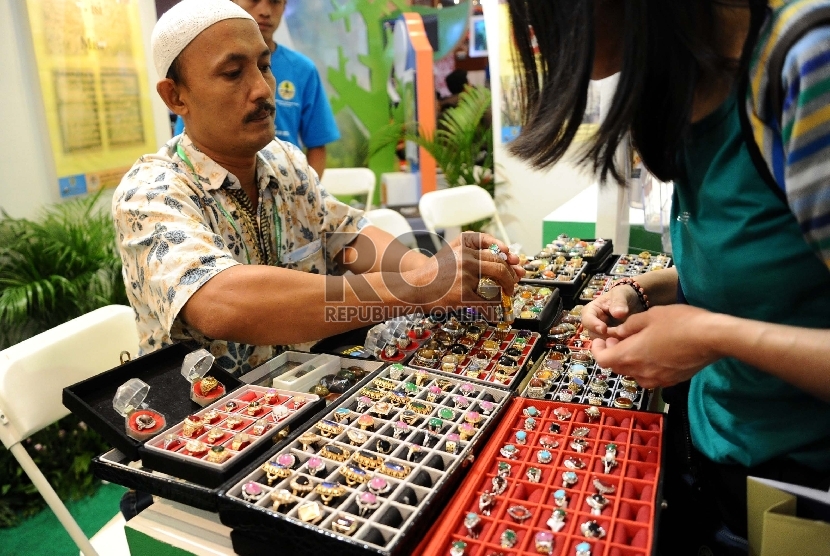  ?Pengunjung melihat koleksi batu akik pada Pameran Pekan Lingkungan Hidup di JCC,Jakarta, Ahad (21/6). (Republika/Tahta Aidilla)