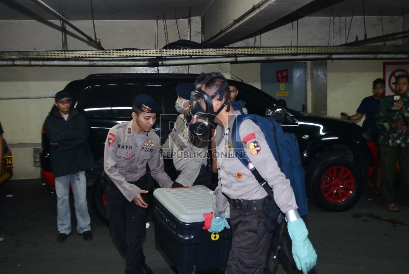 Petugas gegana membawa peralatan penjinak bom menuju ke mobil di lokasi ledakan ITC Depok, Jawa Barat, Senin (23/2) malam.  (Republika/Raisan Al Farisi)