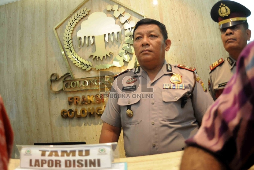 Petugas kepolisian berjaga di Ruangan Fraksi Golkar di Lantai 12, Gedung Nusantara I DPR, Senayan, Jakarta, Jumat (27/3). (Republika/Agung Supriyanto)