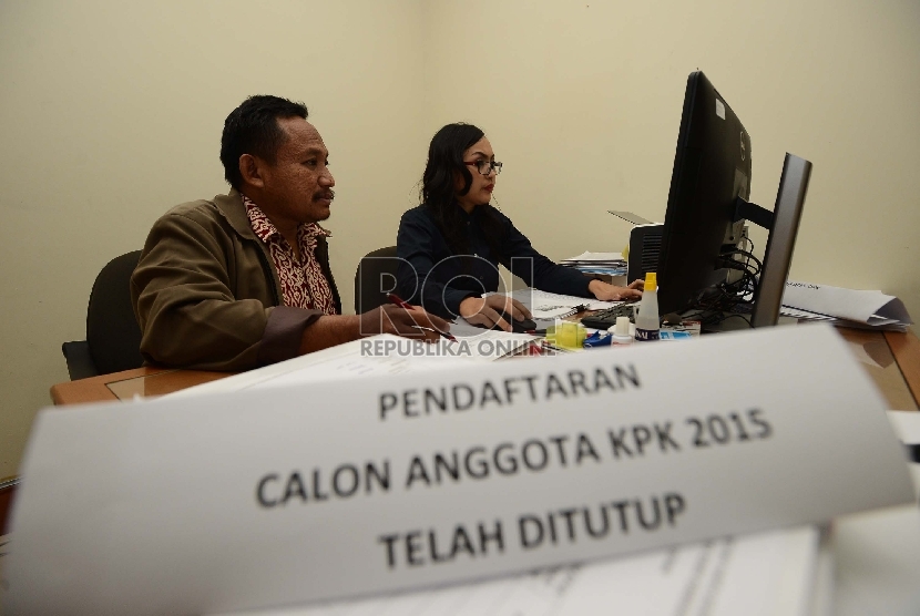 Petugas merapikan berkas pendaftaran Calon Pimpinan KPK di Gedung Sekretariat Negara, Jakarta, Jumat (3/7).  (Republika/Raisan Al Farisi)