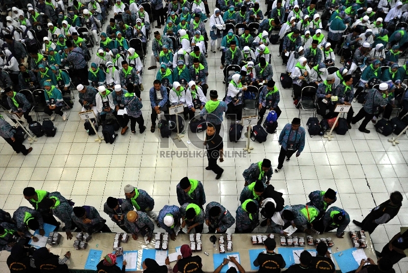 Petugas Penyelenggara Ibadah Haji (PPIH) sedang mendata paspor calon jamaah Haji di asrama haji, Bekasi, Jawa Barat, Ahad (23/8).  (Republika/Tahta Aidilla)