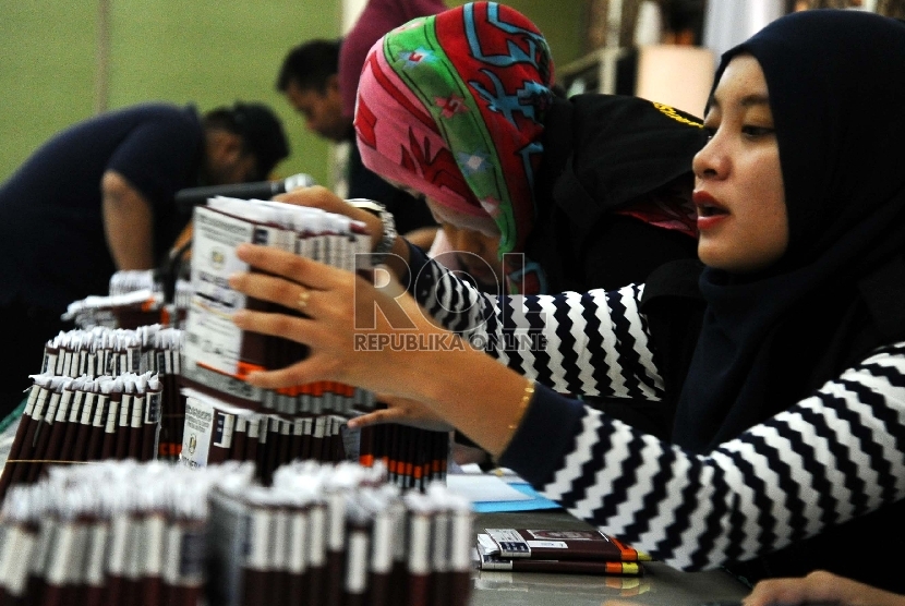 Petugas Penyelenggara Ibadah Haji (PPIH) sedang mendata paspor calon jamaah Haji di asrama haji, Bekasi, Jawa Barat, Ahad (23/8).  (Republika/Tahta Aidilla)
