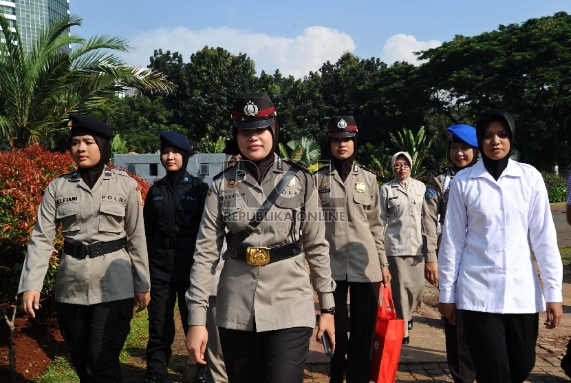 Polisi wanita (polwan) dari berbagai unsur mengenakan seragam dinas hijab saat diperkenalkan kepublik di Silang Monas, Jakarta, Jumat (27/3).  (Republika/Tahta Aidilla)