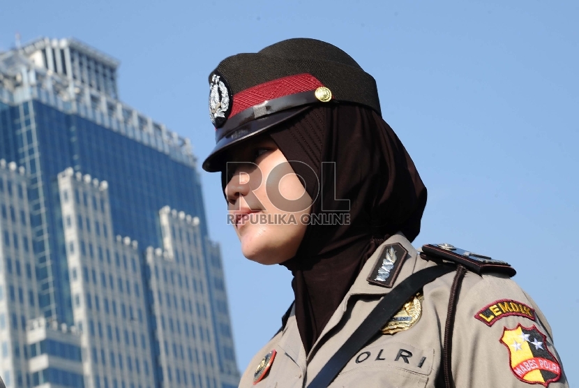 ?Polisi wanita (polwan) dari berbagai unsur mengenakan seragam dinas hijab saat diperkenalkan kepublik di Silang Monas, Jakarta, Jumat (27/3).  (Republika/Tahta Aidilla)