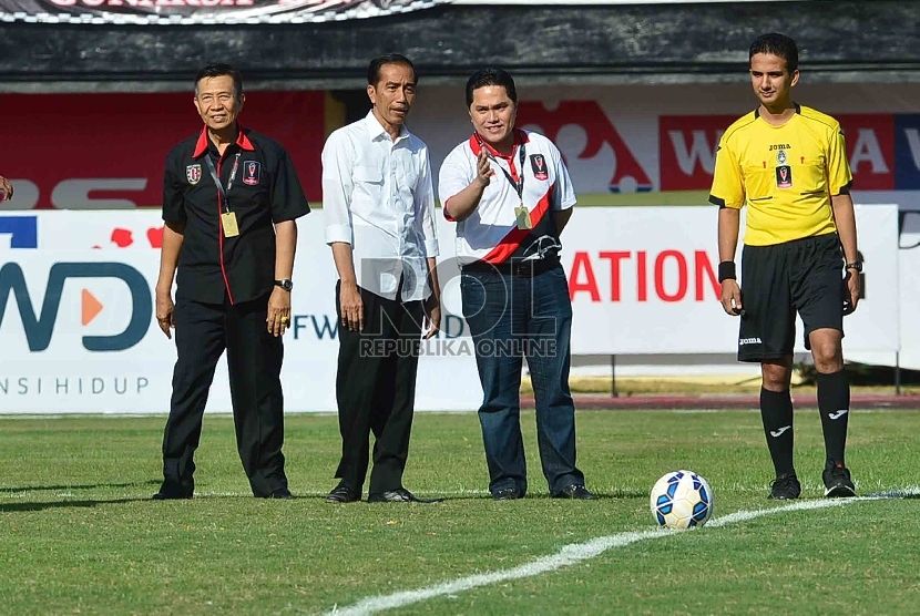 ?Presiden Joko Widodo berbincang dengan Ketua Organizing Committee Piala Presiden 2015, Erick Thohir  pada pembukaan turnamen Piala Presiden di Stadion Kapten Dipta Gianyar, Bali, Ahad (30/8).