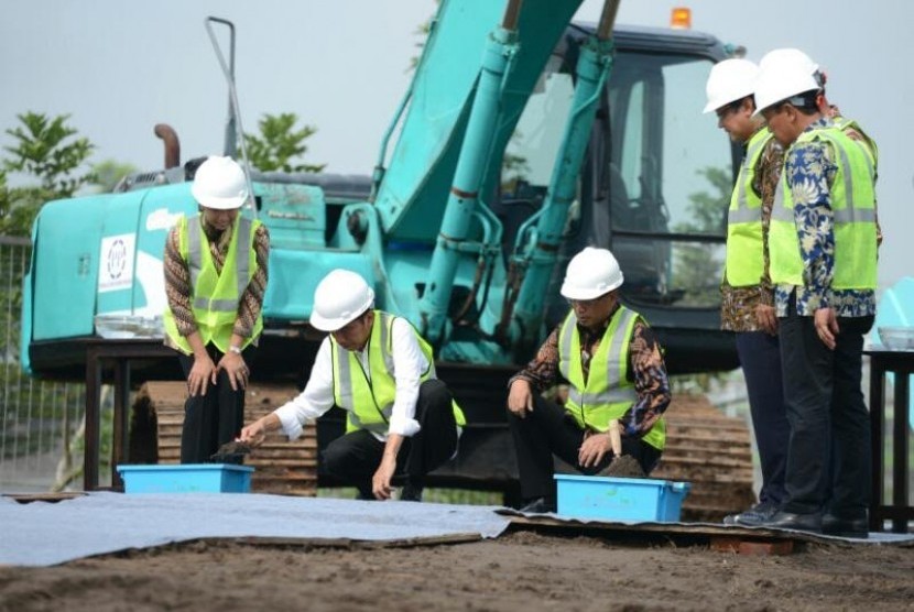 . Presiden Jokowi berkenan melakukan peletakan batu pertama dimulainya pembangunan jalur KA Bandara Internasional Adisumarmo Boyolali  