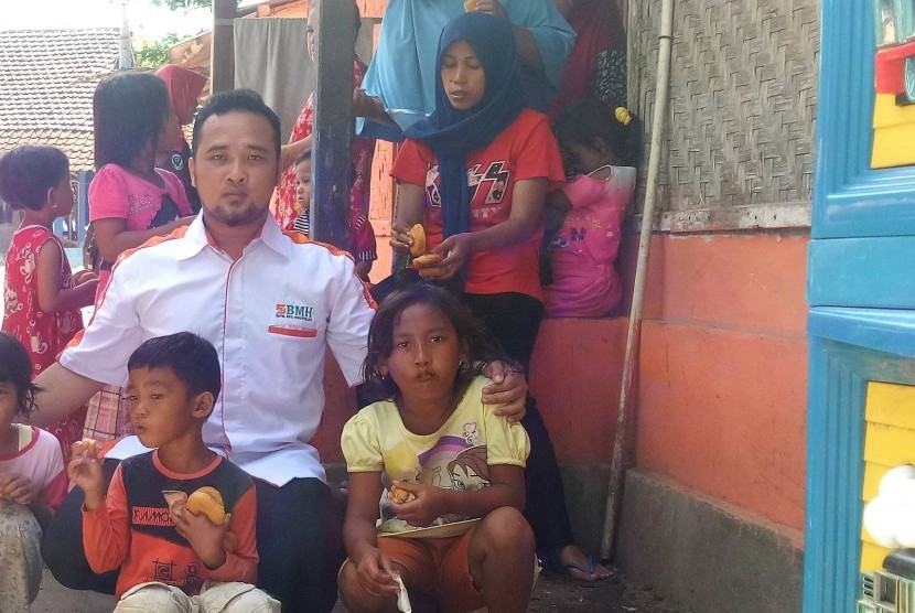 Relawan BMH besama anak-anak Kampung Sumur korban Tsunami Selat Sunda.