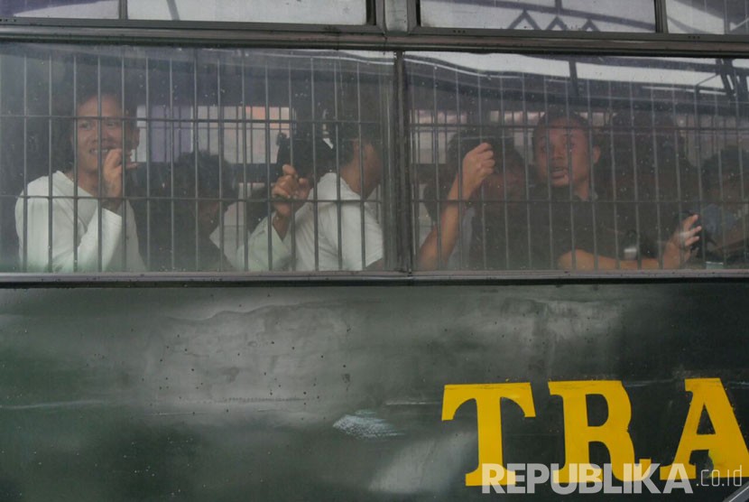 Pascakerusuhan, 150 napi dipindahkan dari Lapas Banceuy ke Lapas Kebon Waru, Bandung, Selasa (26/4). (Republika/Yogi Ardhi)