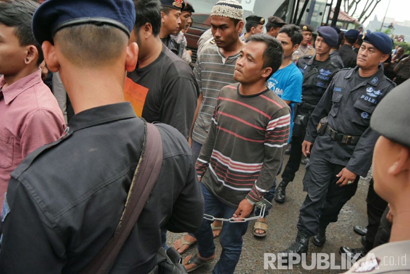 Pascakerusuhan, 150 napi dipindahkan dari Lapas Banceuy ke Lapas Kebon Waru, Bandung, Selasa (26/4).  (Republika/Yogi Ardhi)