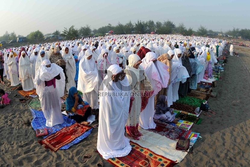 Ribuan umat muslim melaksanakan Shalat Idul Fitri di Gumuk Pasir Parangkusumo, Bantul, Yogyakarta, Jumat (17/7).  (Republika/Agung Supriyanto)