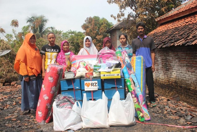 Rumah Zakat menyalurkan bantuan untuk korban kebakaran di Kampung Citoe, Desa Kertajati, Kecamatan Cidaun, Cianjur, Kamis (23/3).