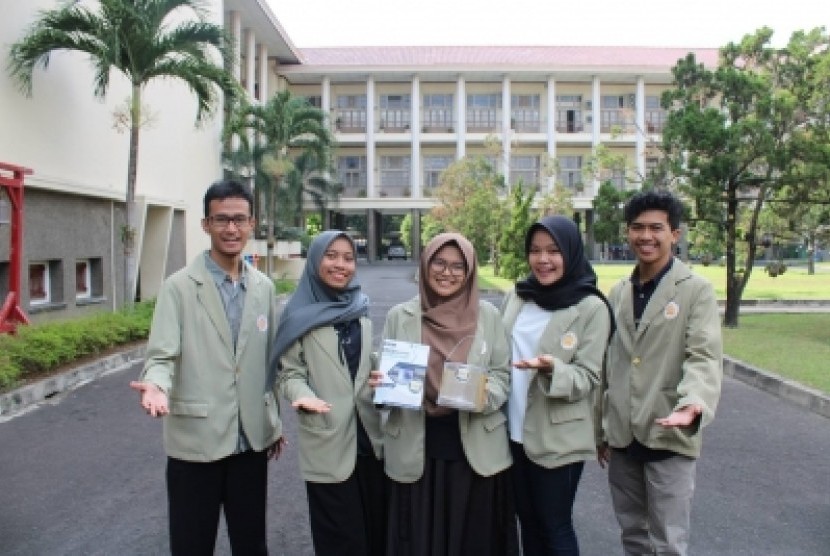 : Sekelompok mahasiswa Universitas Gadjah Mada (UGM) yang  mengembangkan perangkat lalat buah. 