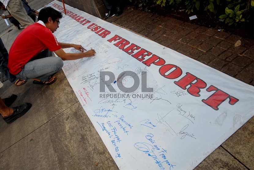 ?Seorang warga membubuhkan tanda tangan sebagai dukungan mengusir Freeport dari Indonesia di Bundaran HI, Jakarta Pusat.