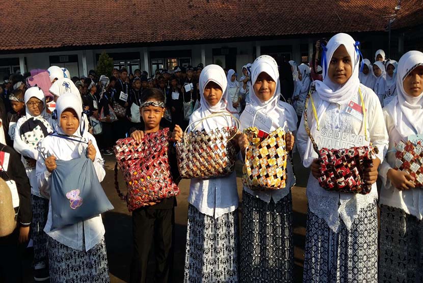 ?Siswa SMPN 7 Purwakarta, Jabar, antusias menggunakan tas daur ulang saat masa bimbingan (Mabim) siswa baru tahun ajaran 2015/2016, Jumat (24/7).