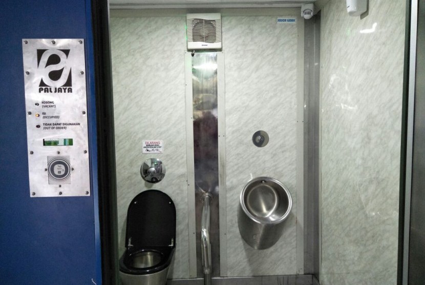 Smart Toilet di Halte Transjakarta Monas (10/10).