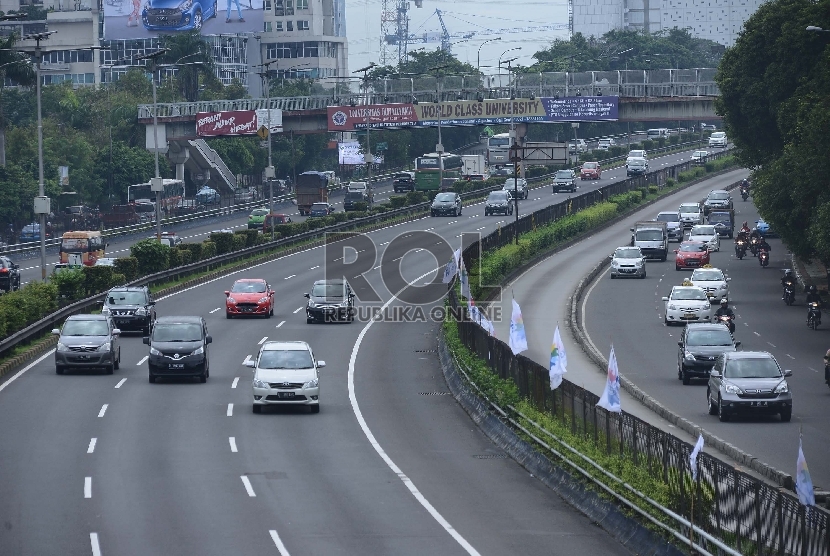  ?Suasana arus lalu lintas yang lengang di jalan tol dalam kota dan jalan protokol MT. Haryono, Jakarta Timur, Kamis (19/2).  (Republika/Raisan Al Farisi)