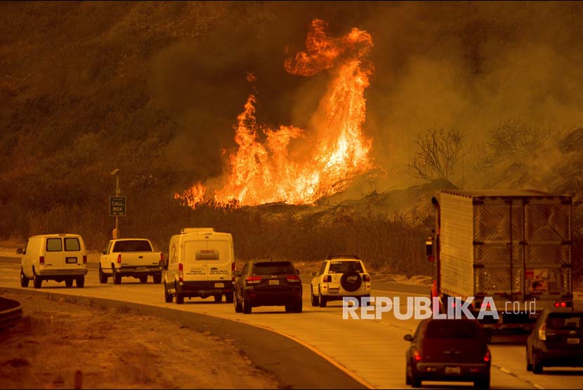 'Thomas Fire' (kebakaran yang melanda California) 'menyeberangi' jalan  Ventura, California, Amerika Serikat.