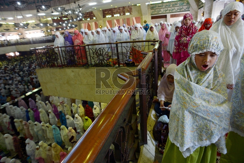 Umat Muslim melaksanakan Shalat Hari Raya Idul Fitri 1 Syawal 1436 Hijriah di Masjid At-Tin, Jakarta, Jumat (17/7).  (Republika/Rakhmawaty La'lang)