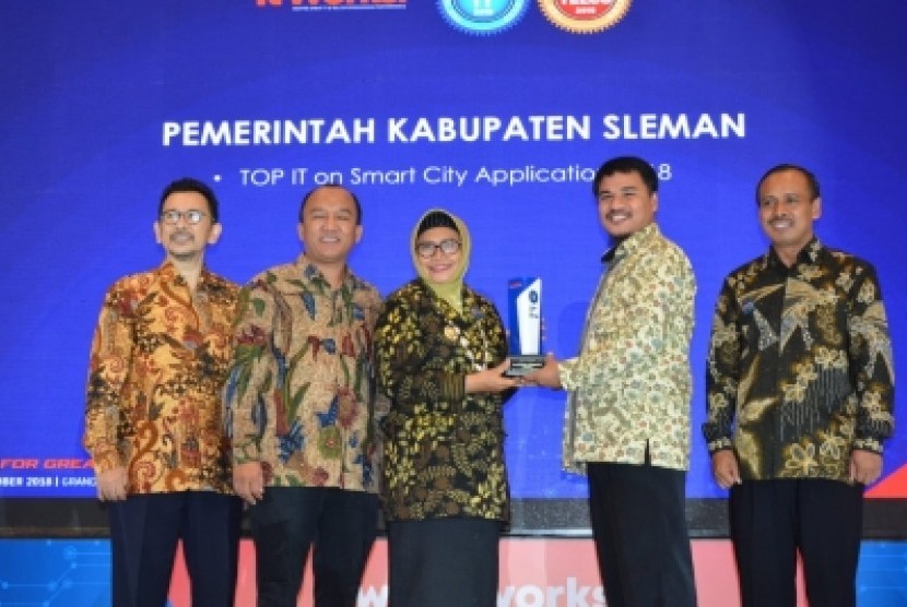 : Wakil Bupati Sleman, Sri Muslimatun, menerima penghargaan Top IT  on Smart City Application 2018. 