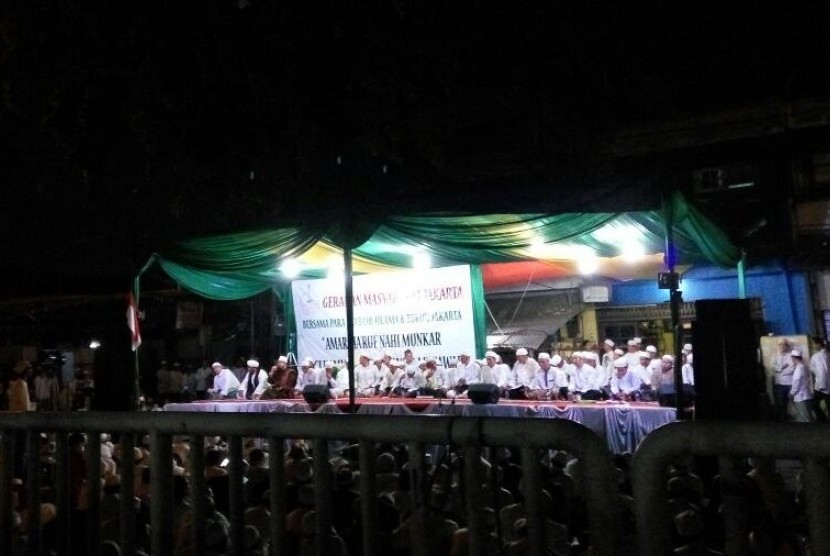 ?????Warga antusias mengikuti agenda Tabligh Akbar di Jalan Basuki Rahmat, Jatinegara, Jakarta Timur, untuk menyambut tahun baru, Sabtu (31/12)