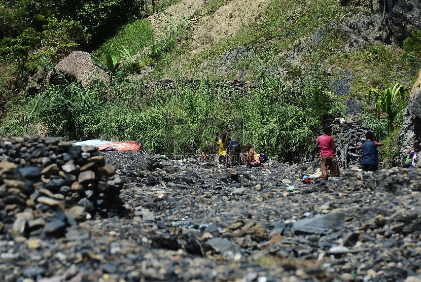 ?Warga beraktifitas di sungai yang kering di wilayah Kabupaten Tolikara, Papua, Sabtu (25/7). (Republika/Raisan Al Farisi)