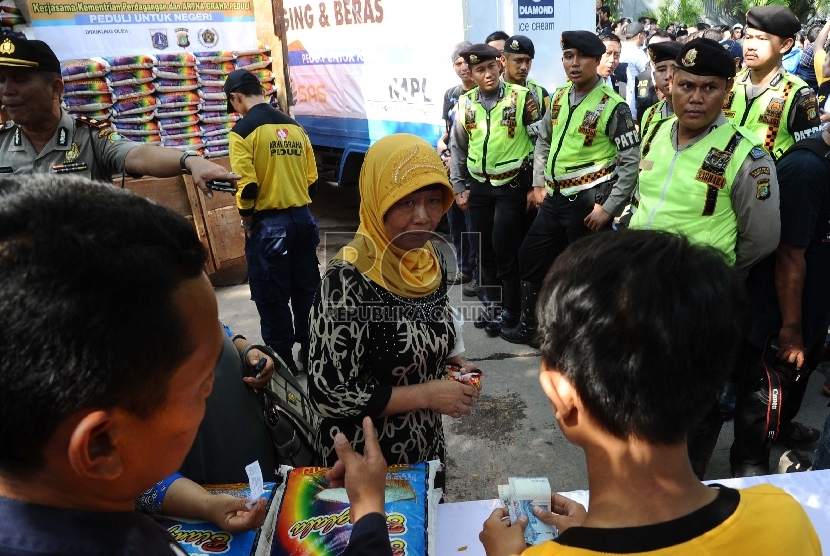 ?Warga mengantri saat akan membeli kebutuhan saat operasi pasar di Kantor Kemendag, Jakarta, Ahad (21/6). (Republika/Tahta Aidilla)