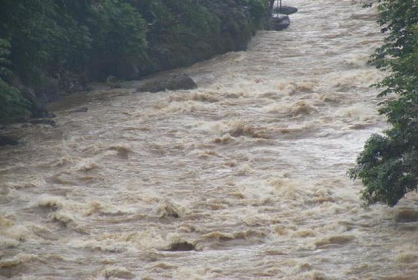  Arus air di Kali Bekasi