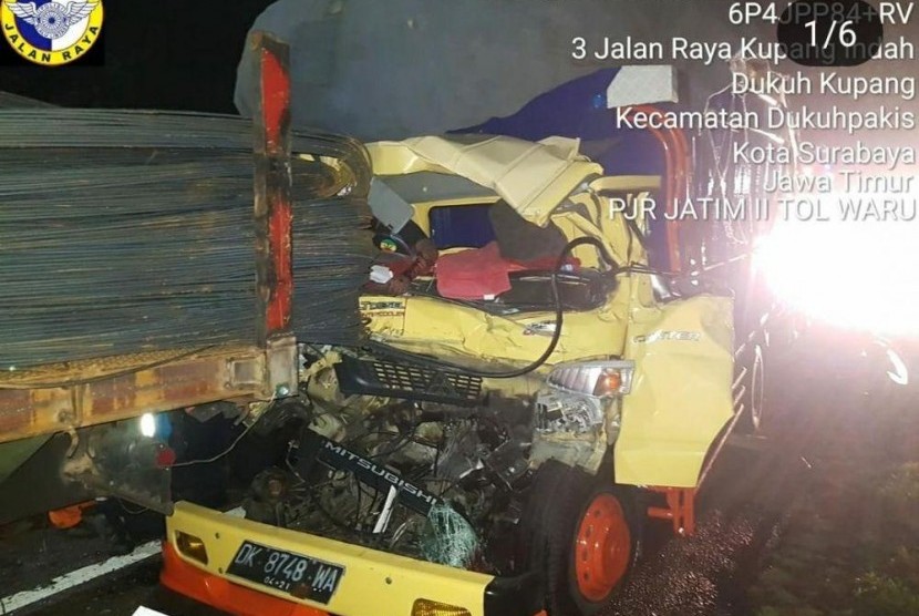 Dua truk kecelakaan di Tol Waru.