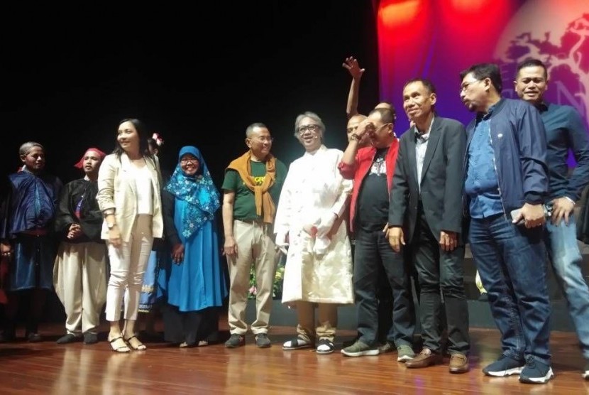 Dahlan Iskan meminta agar pertunjukan teater di Surabaya hidup kembali.