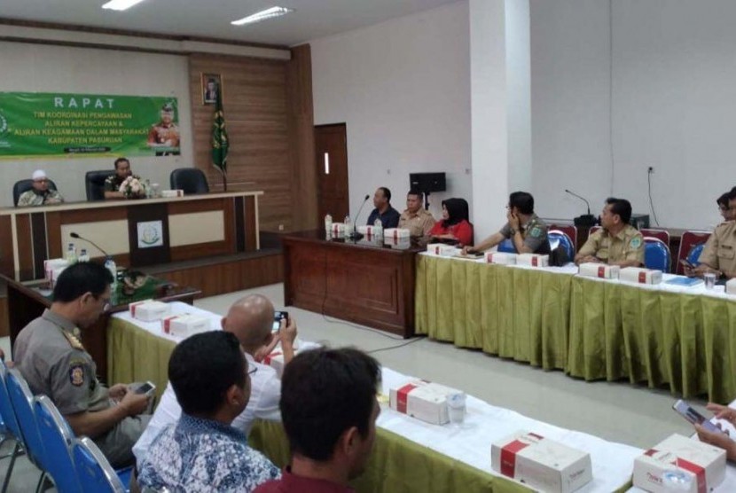 Ningsih Tinampi mengaku tak bisa melihat sosok mahluk gaib saat dipanggil Tim Badan Koordinasi Penganut Aliran Kepercayaan Masyarakat (Bakorpakem) di Kantor Kejaksaan Negeri Kabupaten Pasuruan, Senin (10/2/2020). 