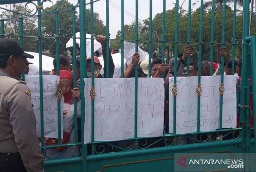 PKL Puncak Demo Tolak Penggusuran di Depan Kantor Bupati