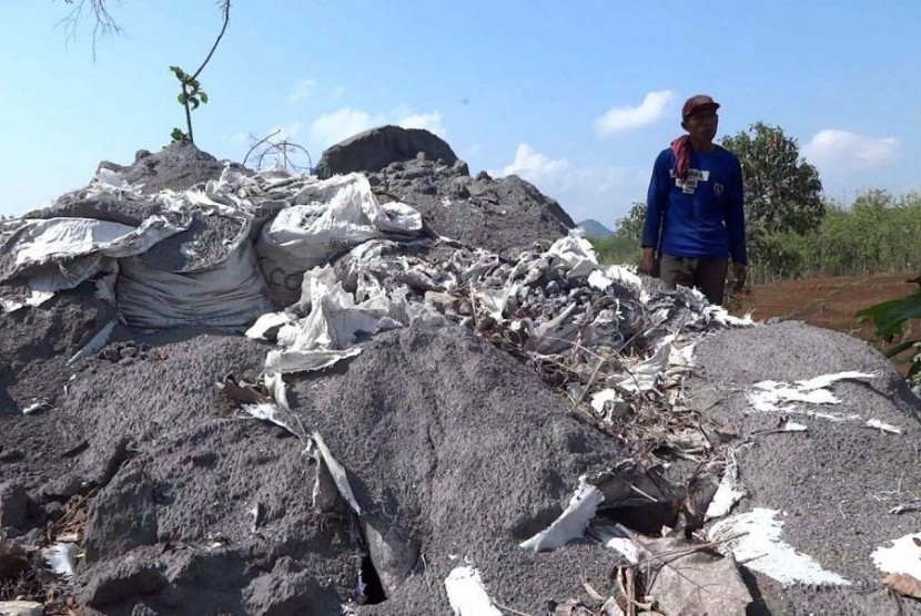 Limbah B3: Puluhan Karung Berisi Limbah Diduga B3 Dibuang di Tulungagung