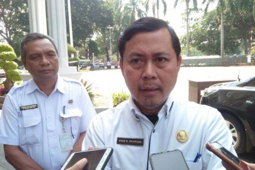 PKL Dewi Sartika akan dipindah menyusul dibangunnya alun-alun Bogor.  Kepala Dinas Koperasi dan UMKM Kota Bogor Anas Rasmana.