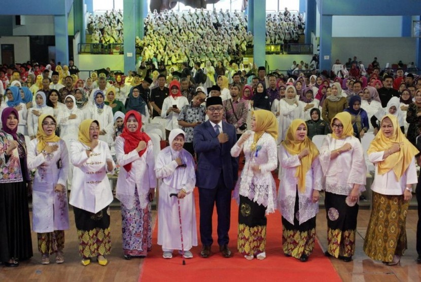  Program Sekolah Perempuan Capai Impian dan Cita-Cita (Sekoper Cinta) meluluskan 2.700 wisudawati yang berasal dari kabupaten/kota di Jawa Barat di Gymasium UPI, Kota Bandung, Selasa (22/10). 