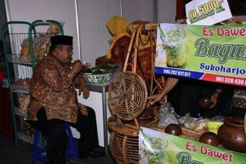  Bupati Wardoyo Wijaya mencicipi salah satu produk kuliner lokal. Dok. Humas Pemkab Sukoharjo