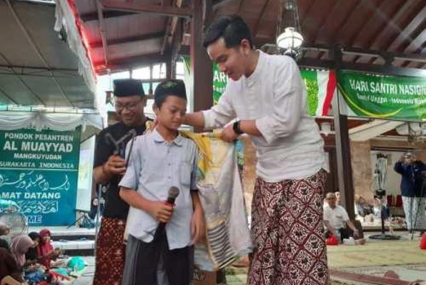  Putra sulung Joko Widodo (Jokowi), Gibran Rakabuming Raka mendorong santri Pondok Pesantren (Ponpes) Al Muayyad Solo jadi pengusaha sukses. Lewat Talkshow “Ngaji Ekonomi Kreatif”, Sabtu (26/10), Istimewa