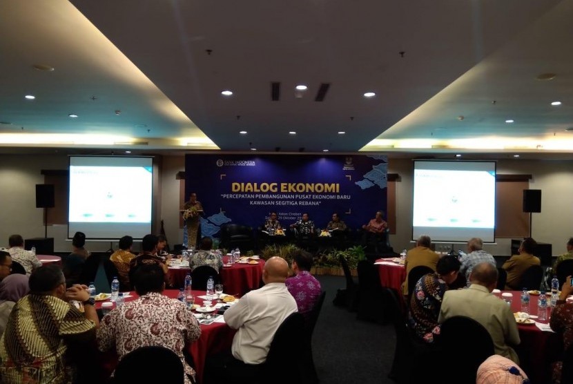  Dialog Ekonomi bertema Percepatan Pembangunan Pusat Ekonomi Baru Kawasan Segitiga Rebana yang digelar Kantor Perwakilan Bank Indonesia (KPwBI) Cirebon di Hotel Aston, Kabupaten Cirebon, Selasa (29/10).
