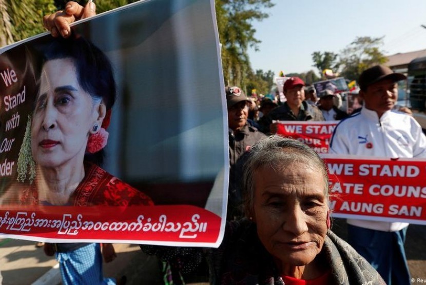 Bahas Kasus Rohingya, Suu Kyi Tiba di Den Haag, (Reuters/Myat Thu)