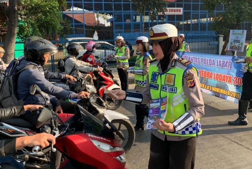  Polwan Polda Jabar melakukan sosialisasi Operasi Zebra Lodaya 2019 kepada pengguna jalan di Pos Aria Graha, Kota Bandung.