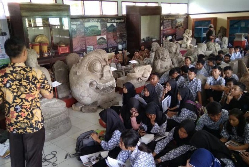 Ratusan siswa di Tulungagung mendatangi Museum Wajakensis.