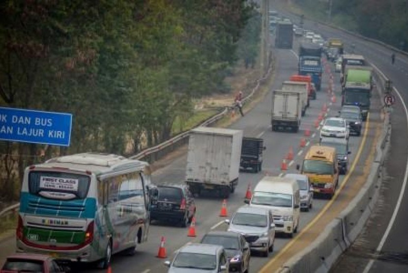  Tol Cipularang: Nyebrang di Tol Cipularang, Warga Purwakarta Tewas Tertabrak