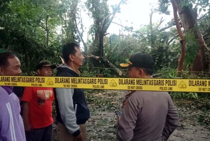 Hujan deras disertai angin kencang terjadi selama hampir satu jam.