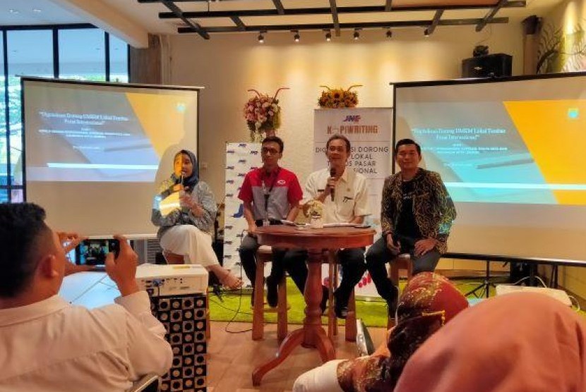 Acara 'Kopiwriting JNE' dengan program talkshow dan diskusi bertema Digitalisasi Dorong UMKM Lokal Tembus Pasar Internasional di Olive Bistro, Jalan Siliwangi, Kota Cirebon, Rabu (30/10) sore.