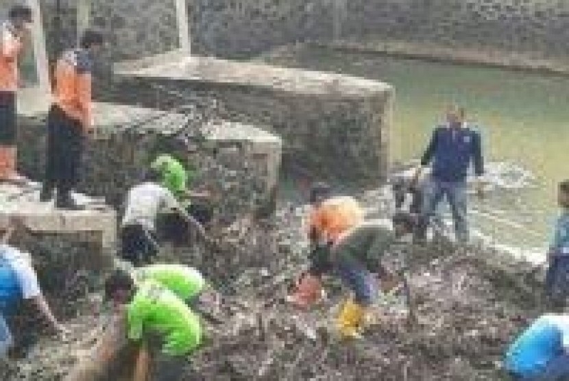  Relawan BPBD Sragen dan warga saat bekerjabakti membersihkan sampah yang menumpuk di Sungai Garuda Sragen. Foto/Wardoyo