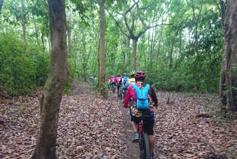 Balap Sepeda di Pulau Merah