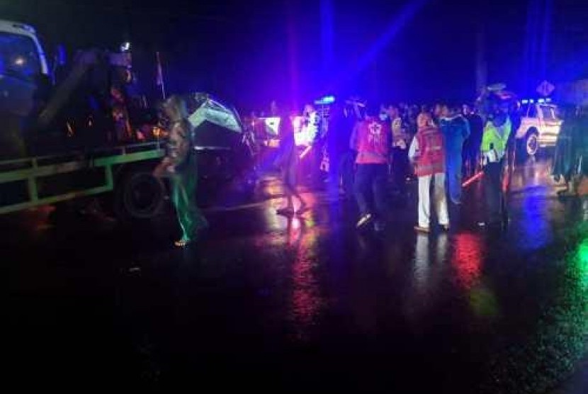  Tim Polres dan PMI Sragen saat mengevakuasi jasad korban kecelakaan maut Avanza gasak tronton di Jembatan Mahbang, Karanganyar, Sambungmacan, Sragen, Jumat (1/11/2019) malam. Foto/Wardoy