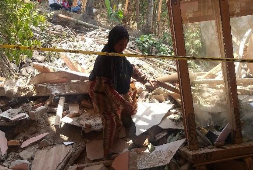  Dede Lia (26) salah seorang warga yang rumahnya hancur dihantam batu