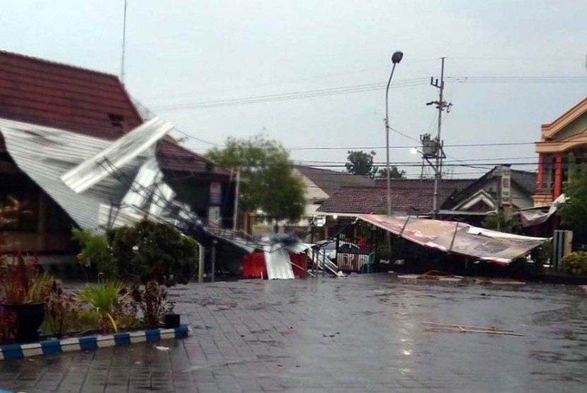 Diterjang Hujan Angin, Mapolres Ngawi Berantakan